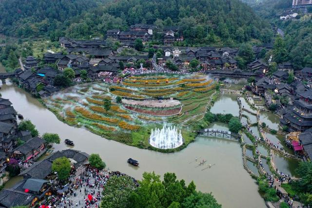 10月2日，游客在贵州省遵义市播州区乌江寨景区游览观光（无人机照片）。 新华社发（李仁军摄）