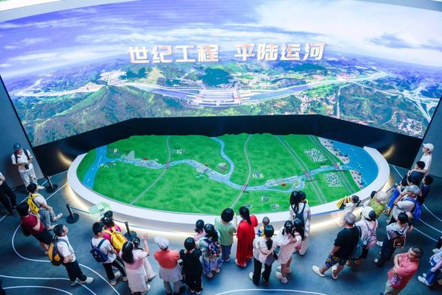 10月3日，游客在广西钦州平陆运河宣教中心参观。 新华社发（蒋克青 摄）