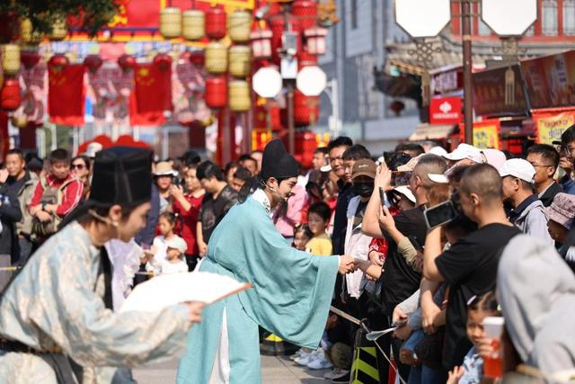 10月3日，演员在天津市西青区杨柳青古镇和游人互动。 新华社记者 李然 摄