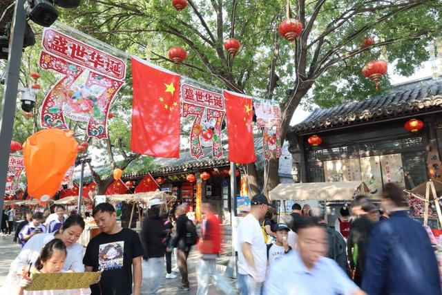 10月3日，游人在天津市西青区杨柳青古镇游玩。 新华社记者 李然 摄