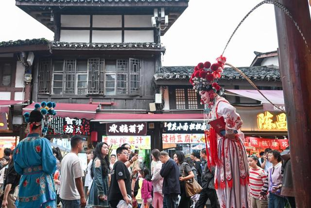10月3日，游客在重庆磁器口古镇参观游览。 新华社记者 陈诚 摄