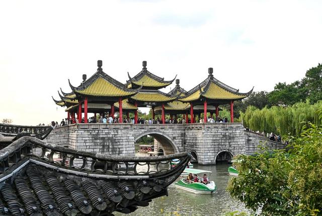 10月2日，游客在江苏扬州瘦西湖风景区游览。 新华社记者 陈晔华 摄