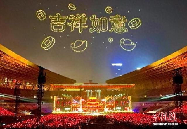 凤凰传奇“吉祥如意”巡回演唱会在济南奥体中心举行。赵晓 摄