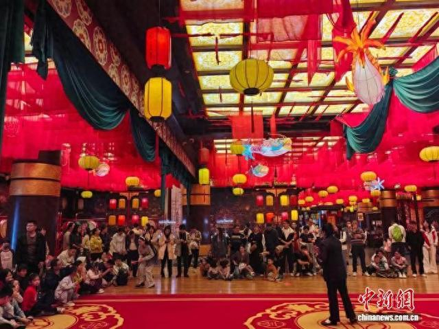 国庆假期，湖北黄石东方山东昌阁沉浸式演艺持续火爆。湖北省文旅厅 供图