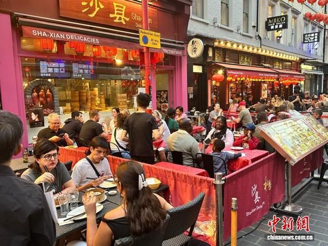 当地时间2026年8月18日，伦敦中国城国际游客络绎不绝。图为中餐馆座无虚席。 中新社记者 欧阳开宇 摄
