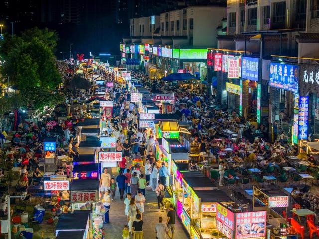 10月2日晚，人们在广西梧州市水云天夜市品尝特色小吃、休闲逛街（无人机照片）。 新华社发（何华文摄）
