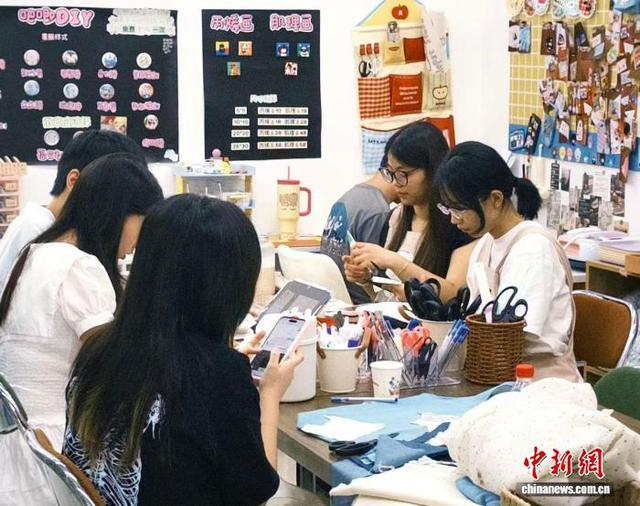 国庆假期，年轻人们在杭州拼布店做手工。 陈滢超 摄
