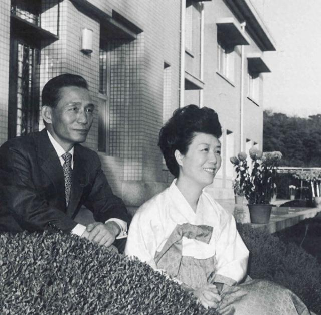 资料图：朴正熙及其夫人陆英修。 图源：韩媒