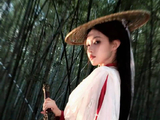 程潇白衣红带配斗笠，手拿长剑回眸侠女造型