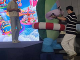 妈妈牵宝宝下楼梯，孩童学步时亦牵手鼓励