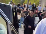 杨紫巴黎时装周穿黄绸缎裙配黑披风，显潇洒时尚
