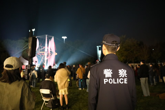 晚上10点演出结束，为保证2800余名观众有序安全离场，活动散场前40分钟，场内外疏导力量全部到位。怀柔警方供图