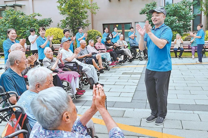 秦皇岛市海港区秦皇燕达金色年华健康养护中心，工作人员带领老年人做运动。曹建雄摄