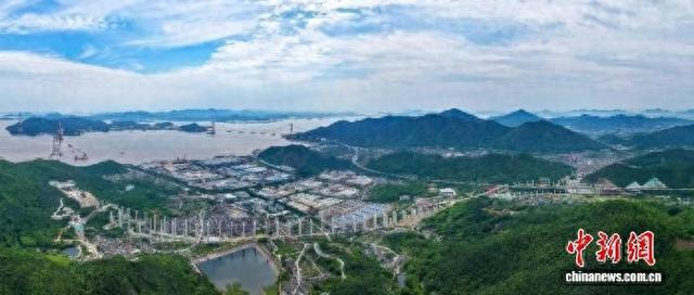 建设中的甬舟高速复线一期西堠特大桥。浙江交通集团 供图