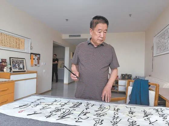 承德博爱颐园康养中心，北京老人孙玉和正在练习书法。记者 李如意摄