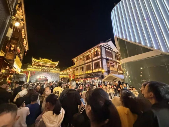 荣昌夏布小镇国庆主题夜场活动吸引了众多游客。 &nbsp;荣昌微发布 供图