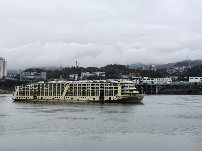 长江上的货船，这艘船运的是汽车   澎湃新闻记者 李潇潇 图