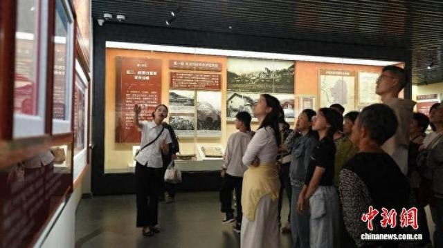 图为各地游客在红军飞夺泸定桥纪念馆参观。 泸定县融媒体中心 供图
