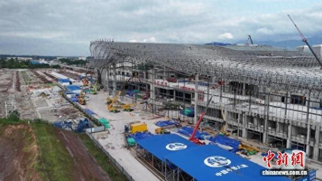 西渝高铁广安站建设者正在抓紧进行车站钢结构屋顶施工。中国铁路成都局集团公司供图