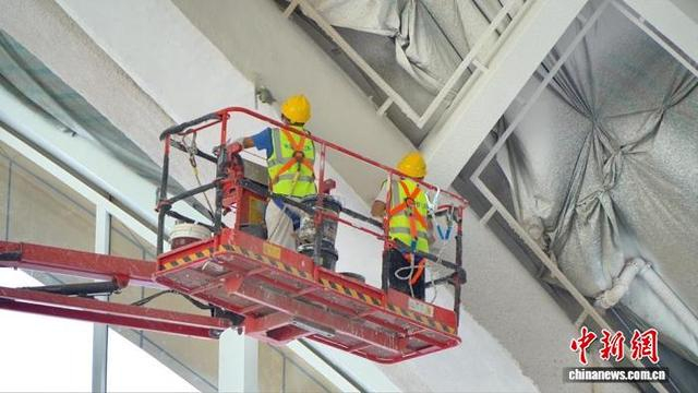 成渝中线高铁起点成都站改扩建工程现场建设者正在进行施工作业。中国铁路成都局集团公司供图