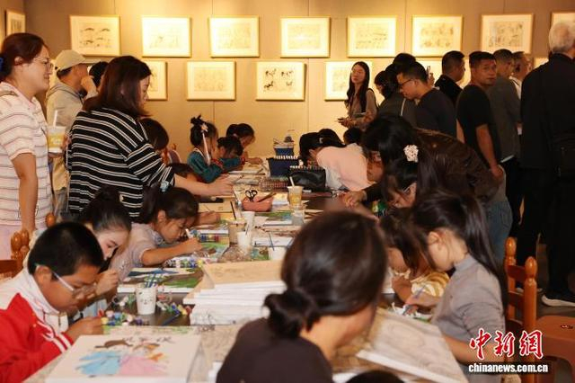 10月5日，游客在当地参与体验活动。范湃青 摄