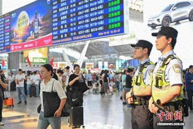 国庆假期，广州南站派出所民警正在执勤。中新网记者 陈骥旻 摄