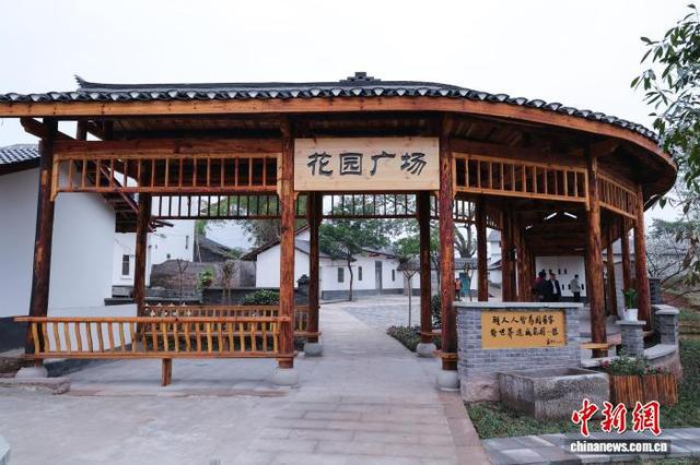 图为位于重庆市合川区肖家镇的花园广场。肖家镇 供图