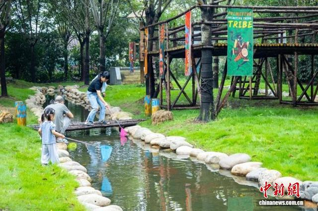 游客在“花漾村”片区休闲。海宁市委宣传部供图