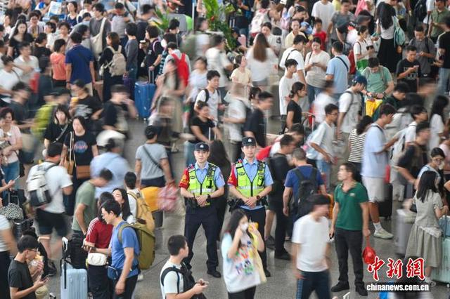 国庆假期，广州南站派出所民警正在执勤。中新网记者 陈骥旻 摄