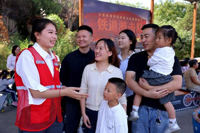 10月2日，在山东省枣庄铁道游击队景区，工作人员（左一）为游客提供咨询服务。新华社发（孙中喆 摄）