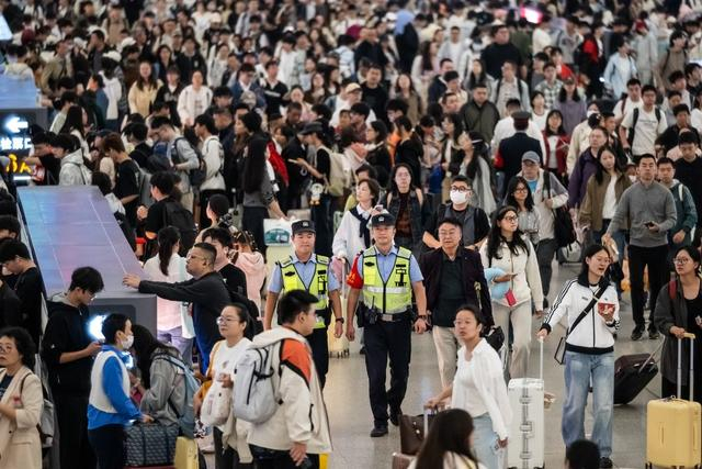 10月1日，民警在湖北武汉汉口火车站候车大厅内巡逻。新华社发（任勇 摄）