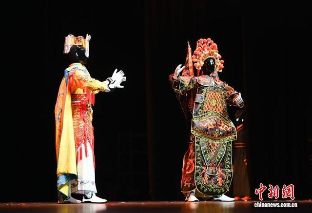 10月4日，浙江杭州，人形机器人表演戏曲《霸王别姬》。 王刚 摄