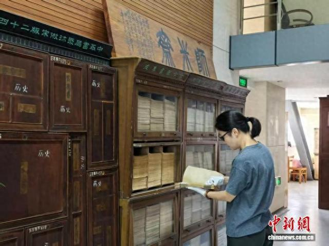 2026年9月，工作人员正在苏州大学图书馆古籍特藏中心中整理古籍。 中新社记者 钟升 摄