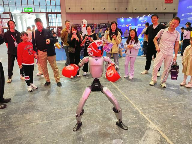 市民游客与嘉年华现场的机器人互动。澎湃新闻记者 俞凯 图