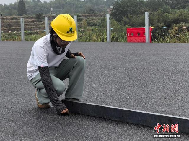 工作中的沈天颢。 浙江交通集团 供图