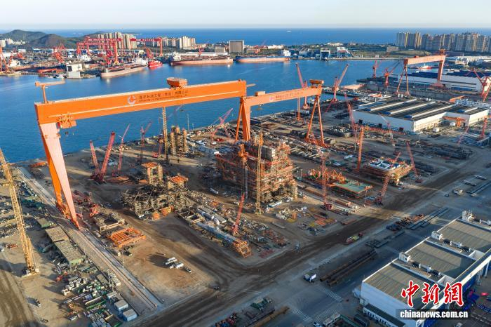 10月4日，中国首个海上注碳增气技术示范应用项目——东方1-1气田新建中心平台主体建造完工，全面进入调试阶段。