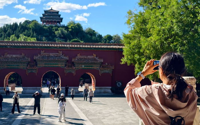 游客打卡景山公园。北京市公园管理中心供图