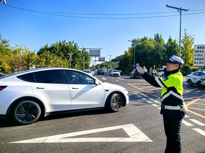 交警在活动周边道路指挥来往车辆。怀柔警方供图