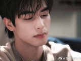 潮湿的水汽还未散去，对视刹那，空气开始升温