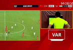 VAR介入，对方球员先打韦世豪头！韦世豪转身推翻对手，两人各吃一黄