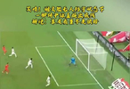 真是笑不活阿！谢文能无人防守下，一脚传中直接出底线，击中球网！…