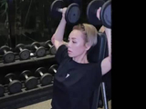 岁月仿佛在静姐身上按下暂停键，同款哪吒造型依旧鲜活有力量