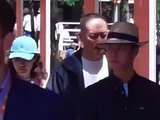 王一博法国街头礼帽休闲装，松弛贵气氛围感拉满