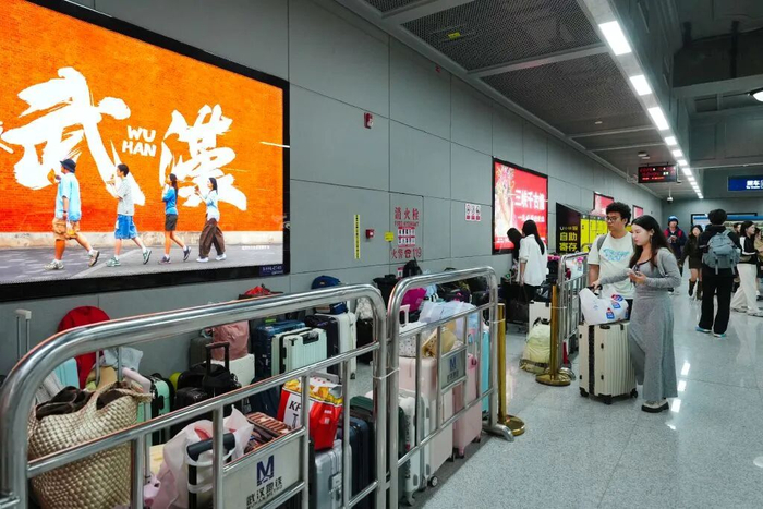 地铁5号线司门口黄鹤楼站的行李墙