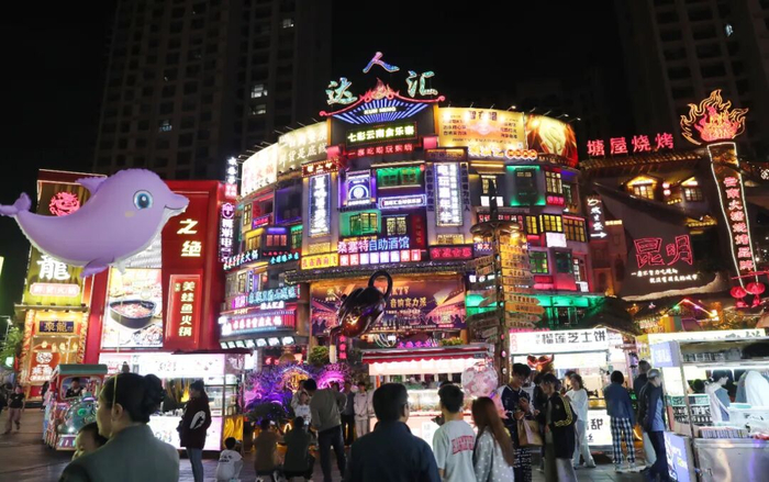 国庆假期，昆明市官渡区达人汇美食街人气持续走高 陈飞 摄