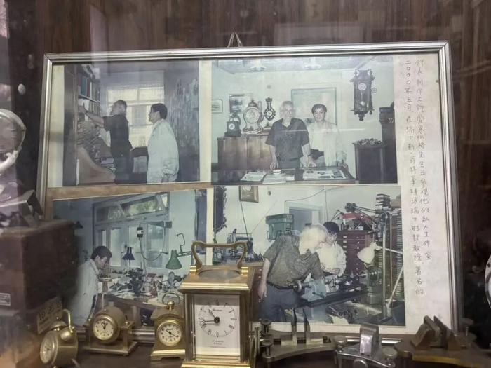小店里，倪师傅只展示了一组照片，是2000年他拜访瑞典钟表师时的留