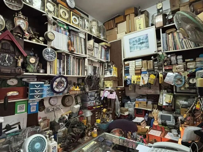 倪师傅的钟表店内景