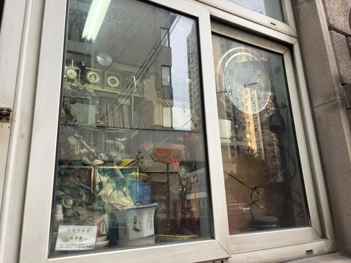 天恩钟表店外的钟，正在正常走时。