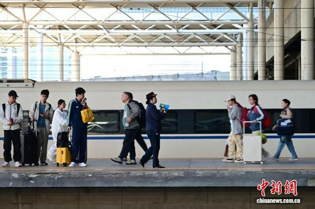 10月6日，河北石家庄火车站站台，旅客候车。中新社记者 翟羽佳 摄