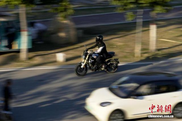 因为游人在黄河大堤乐享骑行乐趣。中新社记者 李超庆 摄